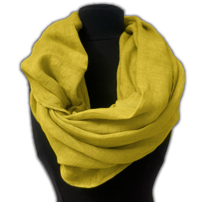 Infinity scarf citron on a black mannequin