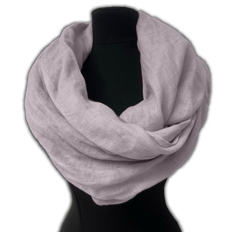 Infinity scarf pastel lila on clothing mannequin