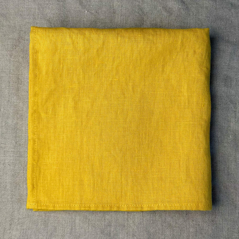 Laneni prtiček - sončno rumena barva, 42x42 cm