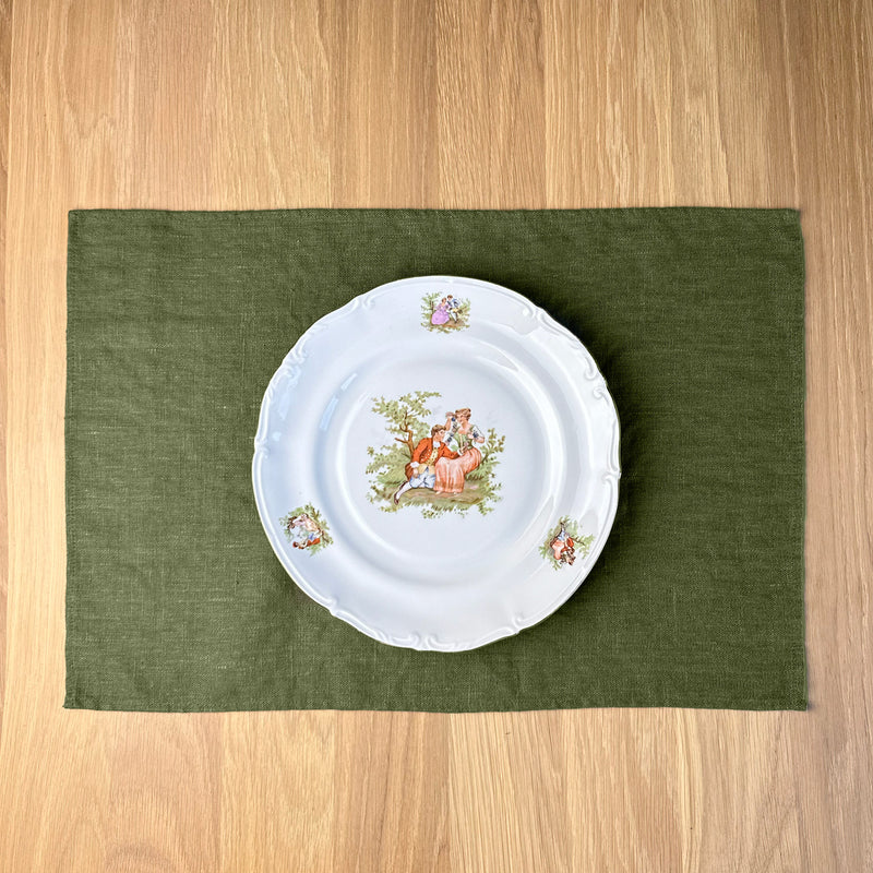 Plate-with-Man-and-woman-on-green-linen-placemat-on-wooden-table