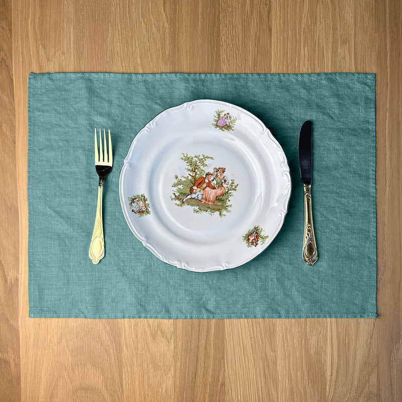 Plate-with-Man-and-woman-turquoise-linen-placemat-on-wooden-table