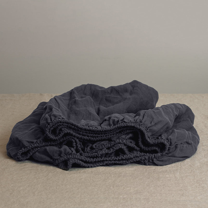 Unfolder anthracite gray linen fitted sheet